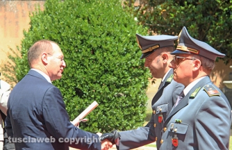 Il 242esimo anniversario di fondazione della guardia di finanza - Il procuratore capo Paolo Auriemma consegna le onorificenze