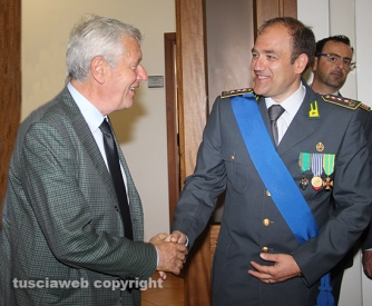 Il 242esimo anniversario di fondazione della guardia di finanza - Il sindaco Michelini saluta il colonnello Colella