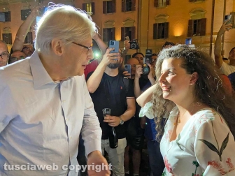 Chiara Frontini e Vittorio Sgarbi a piazza del Comune