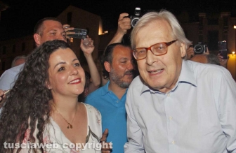 Chiara Frontini festeggia la vittoria con Vittorio Sgarbi