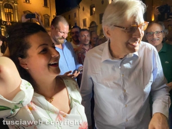 Chiara Frontini e Vittorio Sgarbi a piazza del Comune