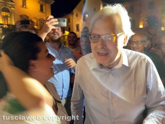 Chiara Frontini e Vittorio Sgarbi a piazza del Comune
