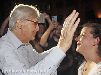 Chiara Frontini festeggia la vittoria con Vittorio Sgarbi