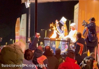 Viterbo - La fiamma olimpica - L'accensione del braciere a piazza del Sacrario - Il tedoforo Omar Sabatini