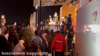 Viterbo - La fiamma olimpica - L'accensione del braciere a piazza del Sacrario - Il tedoforo Omar Sabatini
