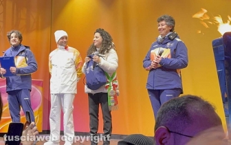 Viterbo - La fiamma olimpica - L'accensione del braciere a piazza del Sacrario - Il tedoforo Omar SabatiniViterbo - La fiamma olimpica - L'accensione del braciere a piazza del Sacrario - La sindaca Chiara Frontini