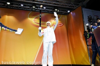 Viterbo - La fiamma olimpica - L'accensione del braciere a piazza del Sacrario - Il tedoforo Omar Sabatini