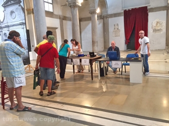 La fila per i biglietti delle tribune