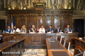 La firma del gemellaggio tra Caprarola e Qingyang (Foto di Stefano Tossini)