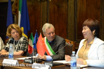 La firma del gemellaggio tra Caprarola e Qingyang (Foto di Stefano Tossini)