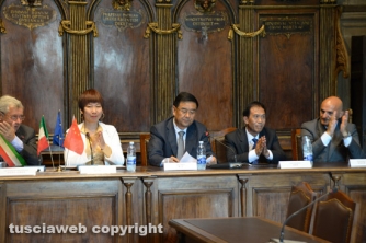 La firma del gemellaggio tra Caprarola e Qingyang (Foto di Stefano Tossini)