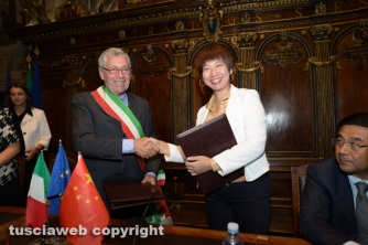 La firma del gemellaggio tra Caprarola e Qingyang (Foto di Stefano Tossini)