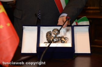 La firma del gemellaggio tra Caprarola e Qingyang (Foto di Stefano Tossini)