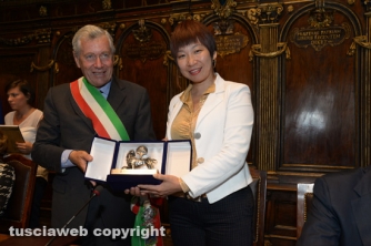 La firma del gemellaggio tra Caprarola e Qingyang (Foto di Stefano Tossini)