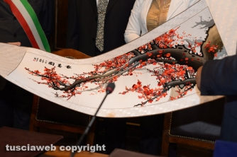 La firma del gemellaggio tra Caprarola e Qingyang (Foto di Stefano Tossini)