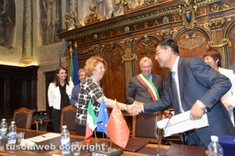 La firma del gemellaggio tra Caprarola e Qingyang (Foto di Stefano Tossini)