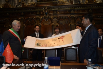 La firma del gemellaggio tra Caprarola e Qingyang (Foto di Stefano Tossini)