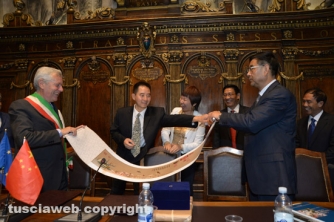 La firma del gemellaggio tra Caprarola e Qingyang (Foto di Stefano Tossini)