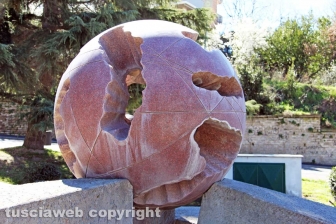 Viterbo - La fontana a sfera