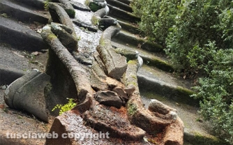 La fontana del Gambero deturpata