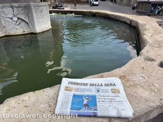Viterbo - Melma, immondizia, vespe nelle vasche della fontana del Vignola a piazza della Rocca - Foto realizzata il 5 agosto 2024 alle ore 12,57 minuto più minuto meno