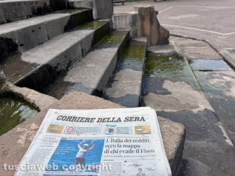 Viterbo - Melma, immondizia, vespe nelle vasche della fontana del Vignola a piazza della Rocca - Foto realizzata il 5 agosto 2024 alle ore 12,57 minuto più minuto meno
