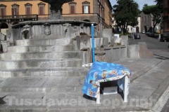 Ci mancavano i banchetti di plastica