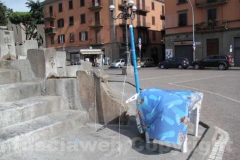 Ci mancavano i banchetti di plastica