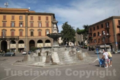 Ci mancavano i banchetti di plastica