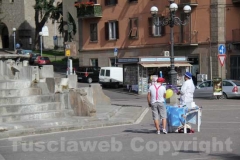 Ci mancavano i banchetti di plastica