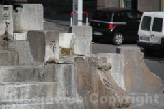 Ci mancavano i banchetti di plastica