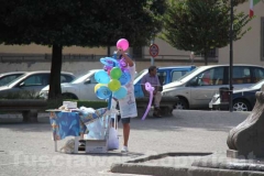 Ci mancavano i banchetti di plastica