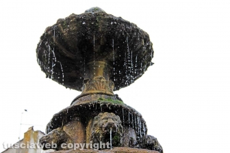 Viterbo - La fontana di piazza del Gesù