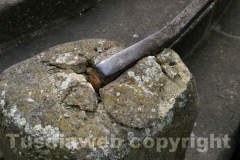 La fontana di piazza san Faustino tra crepe e melma