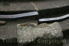 La fontana di piazza san Faustino tra crepe e melma
