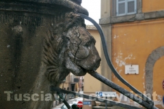 La fontana di piazza san Faustino tra crepe e melma