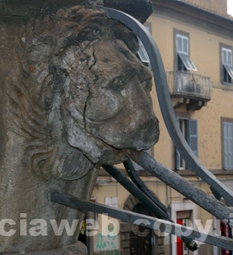 La fontana di piazza san Faustino tra crepe e melma