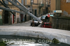 La fontana di piazza san Faustino tra crepe e melma