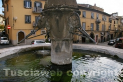La fontana di piazza san Faustino tra crepe e melma