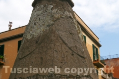 La fontana di piazza san Faustino tra crepe e melma