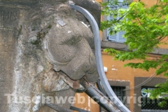 La fontana di piazza san Faustino tra crepe e melma