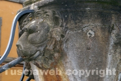 La fontana di piazza san Faustino tra crepe e melma
