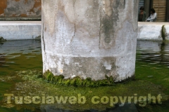 La fontana di piazza san Faustino tra crepe e melma