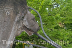 La fontana di piazza san Faustino tra crepe e melma