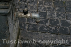 La fontana di piazza san Faustino tra crepe e melma