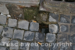 La fontana di piazza san Faustino tra crepe e melma
