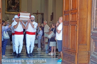 La "girata" dei facchini dedicata ad Antonio Febbraro