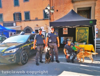 Soriano nel Cimino - La guardia di finanza con le unità cinofile alla manifestazione “Divertiamoci e impariamo dagli uomini in divisa”