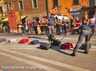 Soriano nel Cimino - La guardia di finanza con le unità cinofile alla manifestazione “Divertiamoci e impariamo dagli uomini in divisa” - La simulazione dei controlli antidroga