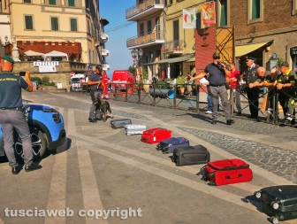 Soriano nel Cimino - La guardia di finanza con le unità cinofile alla manifestazione “Divertiamoci e impariamo dagli uomini in divisa” - La simulazione dei controlli antidroga